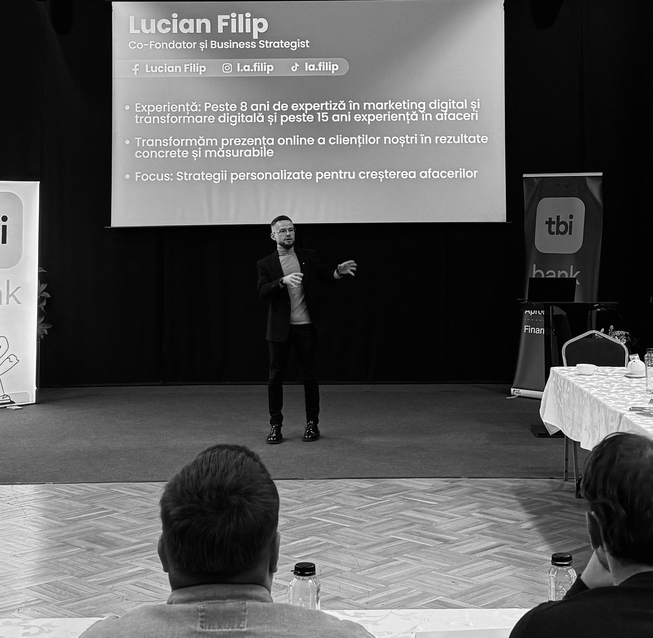 Lucian Filip prezentând pe scenă despre branding și strategie
